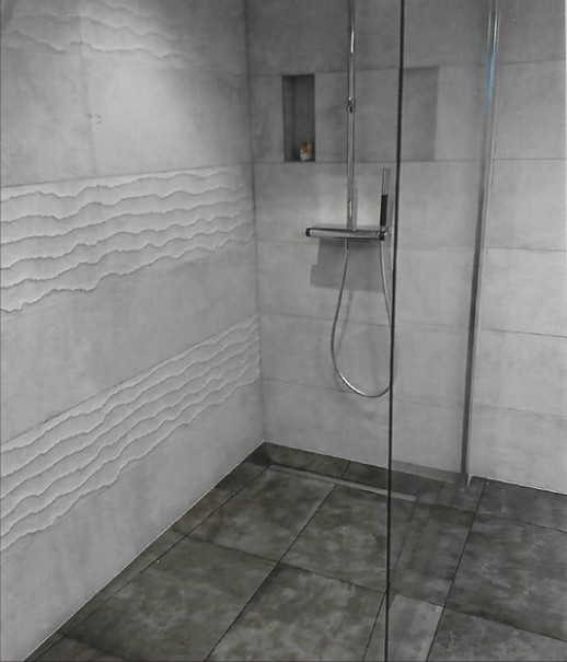 Douche à l'italienne designé par un architecte Douche à l'italienne moderne avec carrelage gris anthracite posé par Carrelage Lémanique Genève
