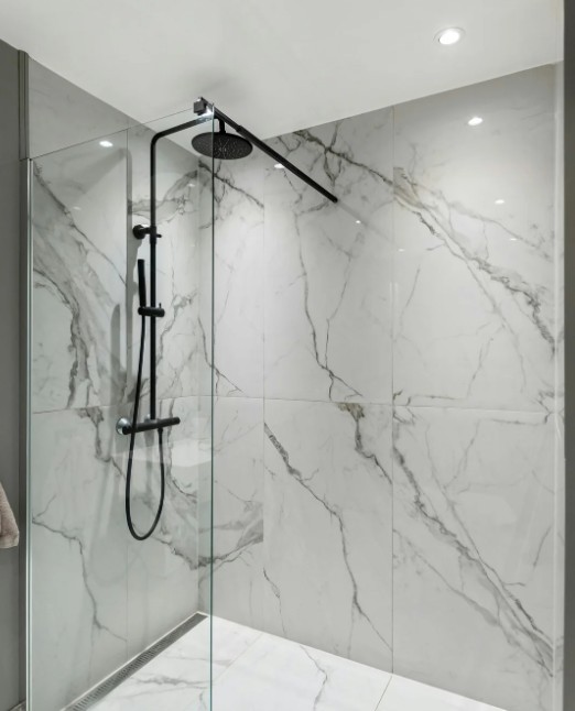 Carreleur professionnel Genève rénovation salle bain douche à l'italienne haut de gamme Douche à l'italienne luxe carrelage marbre Carrare veiné blanc naturel