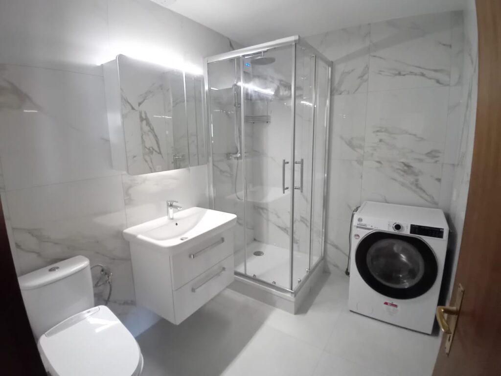 Rénovation salle de bain en Douche à l'italienne élégante Idées carrelage salle de bain moderne blanc marbre douche italienne Genève