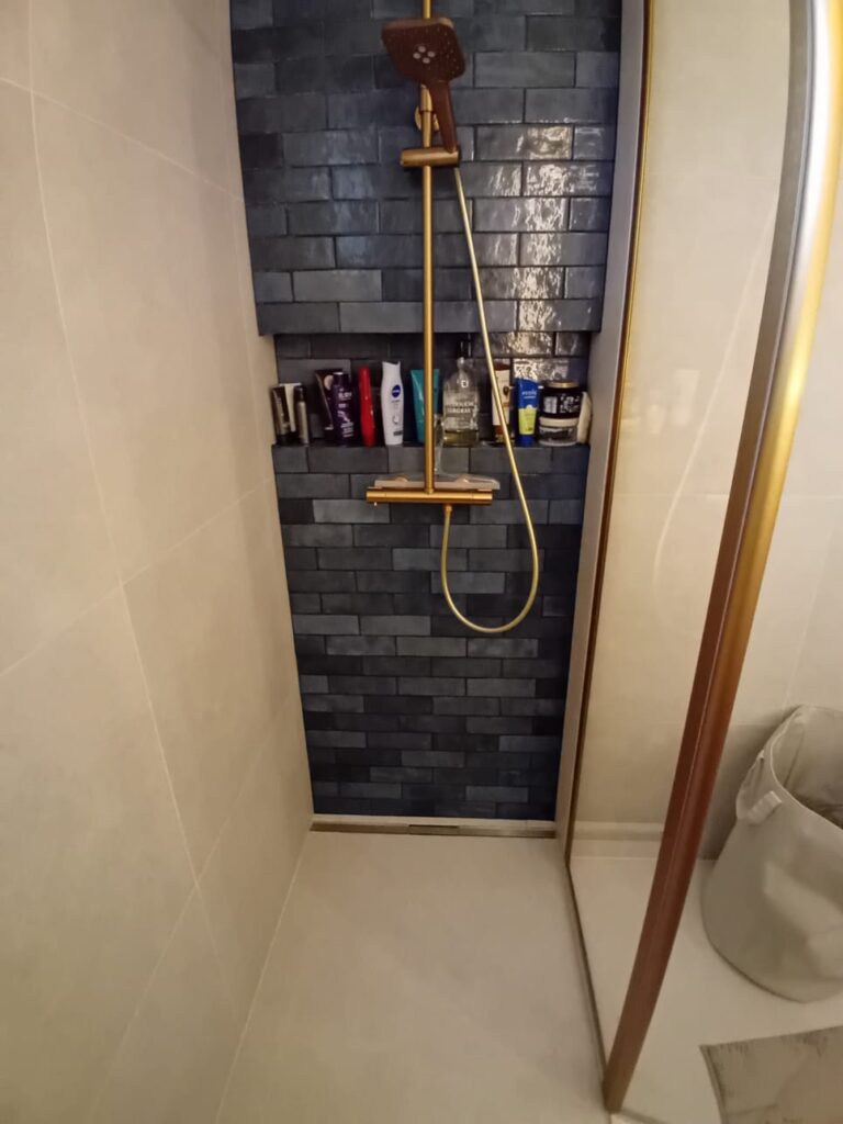 Rénovation salle de bain avec carrelage mural et sol coordonnés Genève Installation douche italienne sans seuil avec carrelage grand format Genève